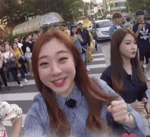 오늘 우주소녀 스케줄 하다가 VCR 화면에 아이오아이 가 나오자 눈을 못떼는 유연정.. | 인스티즈