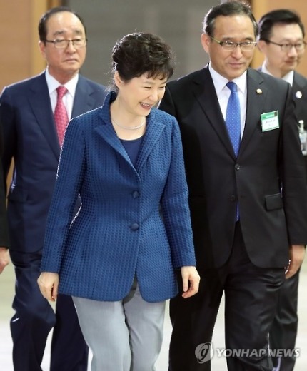 오늘자 웃는 박ㄹ혜 대통령 | 인스티즈