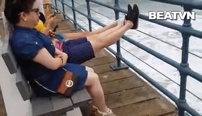 야 니 어깨에 그거 가나초콜릿이냐? | 인스티즈