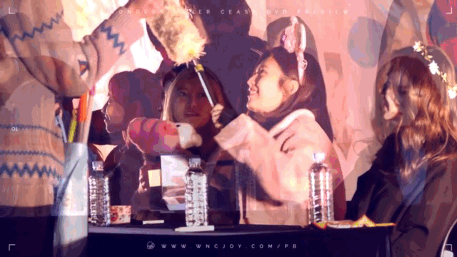 팬에게 먼지털이를 받은 조이 .gif | 인스티즈