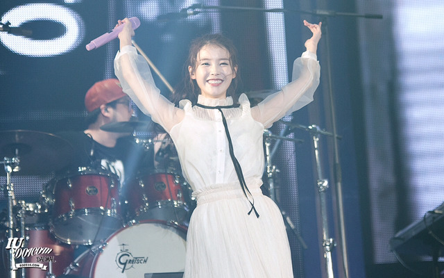 이뻐 죽겠는 아이유 | 인스티즈