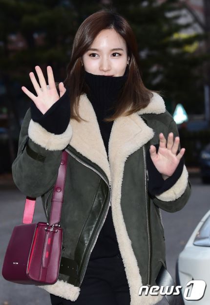 [트와이스] 목폴라와 무스탕을 입은 미나 | 인스티즈