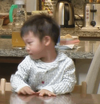 서언이한테 형은 표정이 왜그래?라고 묻는 서준이 | 인스티즈