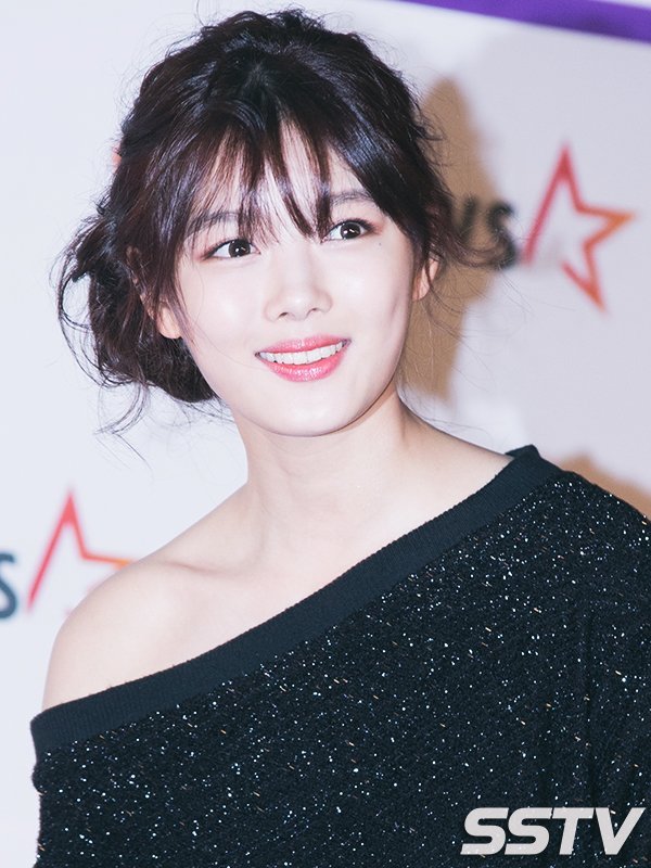 김유정 어깨 노출 | 인스티즈