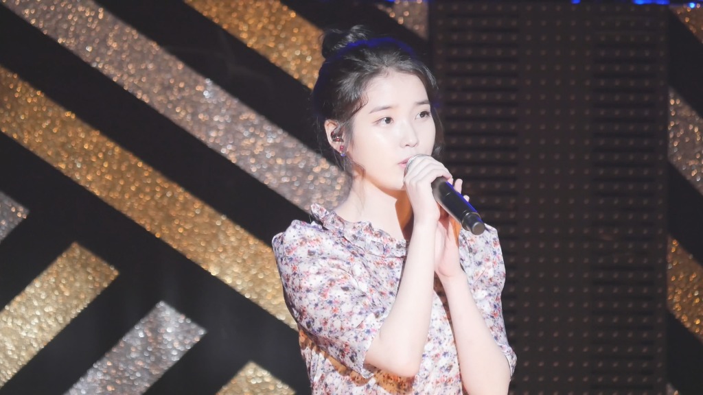 꽃무늬 원피스 입은 아이유.jpg | 인스티즈