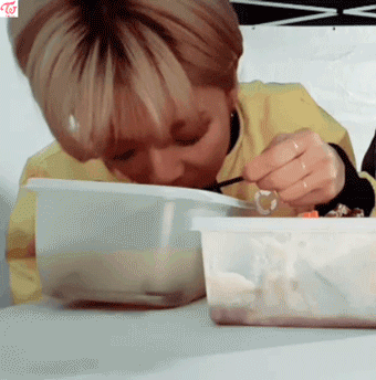 오늘자 정연 생일v앱 미역국 먹방 | 인스티즈