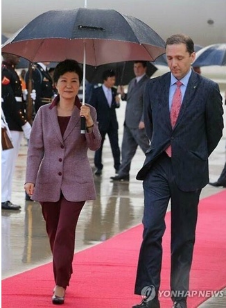 대통령의 우산.JPG | 인스티즈