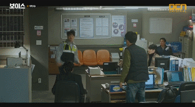 경찰복 입고 사람 개 패는 장혁.gif | 인스티즈