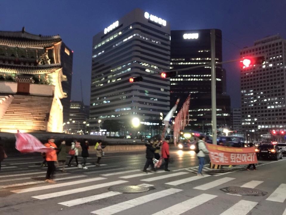 박근혜는 퇴진하라!!! 2015년 11월 28일 횃불시민연대 99차 부정선거 규탄집회 | 인스티즈