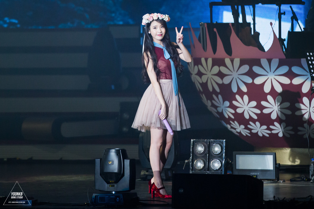 [15.11.22] 아이유 쳇셔 서울콘서트 둘째날 포토타임.jpgif | 인스티즈