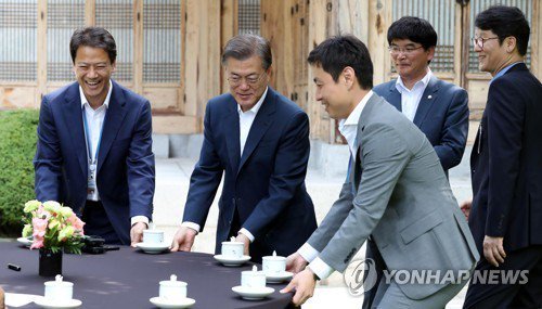 테이블 옮기는 문재인 대통령 | 인스티즈