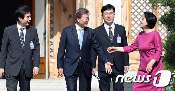 오늘자 문재인 대통령 출근길 .jpg | 인스티즈