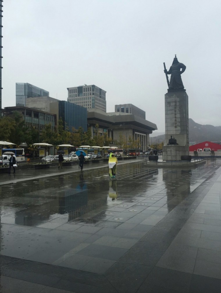 비맞으면서 역사교과서 국정화 반대 시위하는 여학생 그리고 어떤 아저씨 | 인스티즈