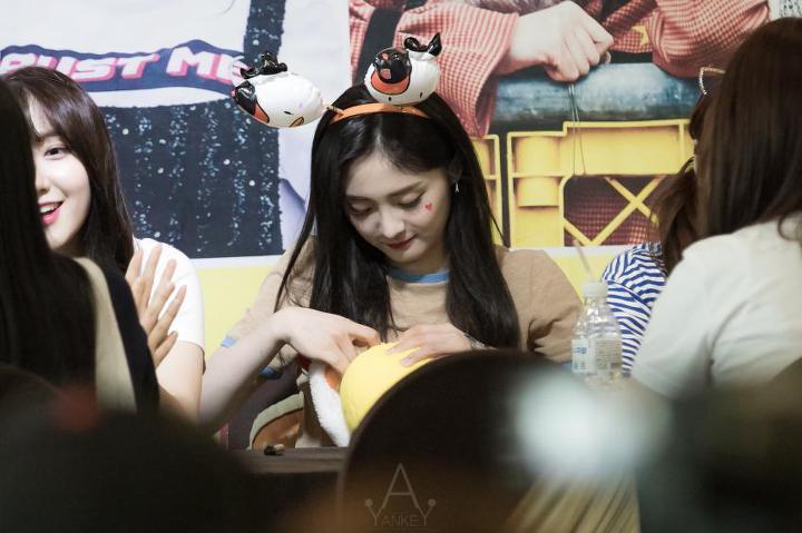 인형과 씨름하는 주결경 | 인스티즈