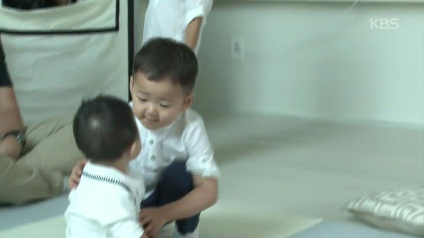 아기가 아기를 예뻐하는 삼둥이와 대박이♡♡♡ | 인스티즈