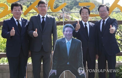 김홍걸 김현철 김부겸 "노무현 대통령님, 저희들 다녀갑니다" [출처] 경인선 | 인스티즈
