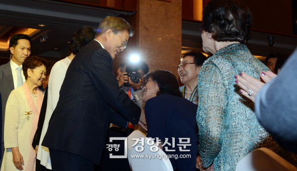 오늘자 6·25전쟁 67주년 참전유공자 위로연에 참석한 문재인 대통령 부부.jpg | 인스티즈