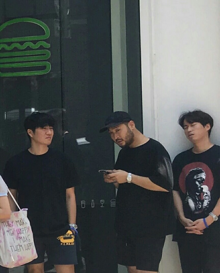 쉑쉑버거 먹으려고 한시간째 줄서있는 에픽하이.jpg | 인스티즈
