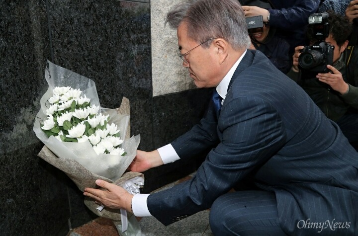 대구서 첫 일정 시작한 문재인"우산은 제가 들게요" | 인스티즈