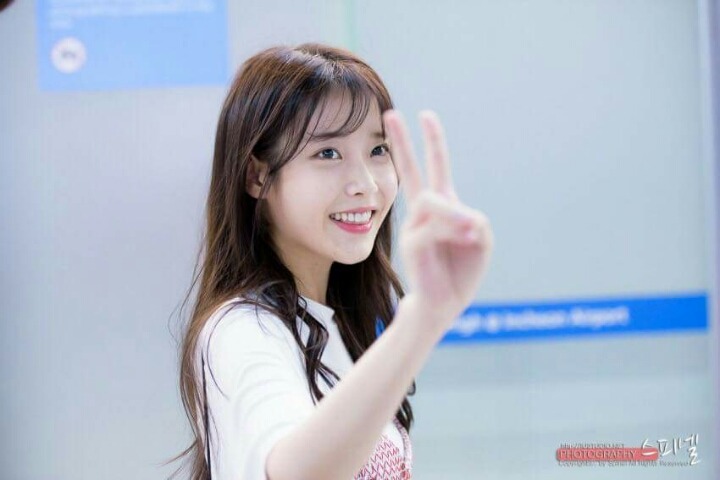 아이유 치고 비싼옷 입고 출국하는 아이유.jpg | 인스티즈