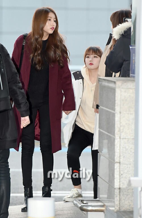 오늘자 여자친구 공항패션 | 인스티즈