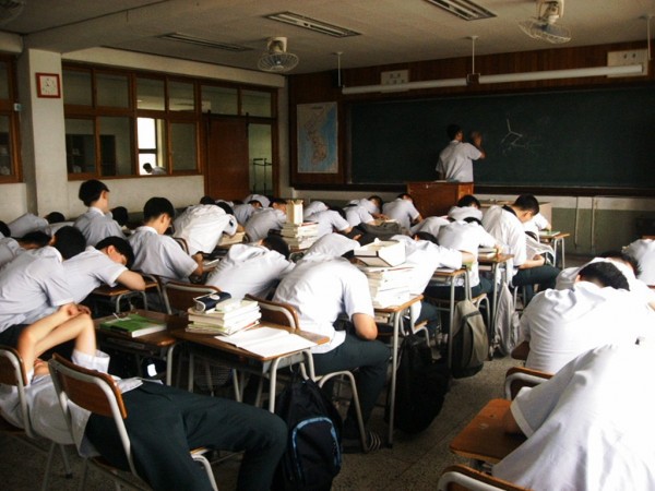 학교 수업시간에 학생 대다수가 잔다 = 선생님 잘못 vs 학생 잘못 | 인스티즈
