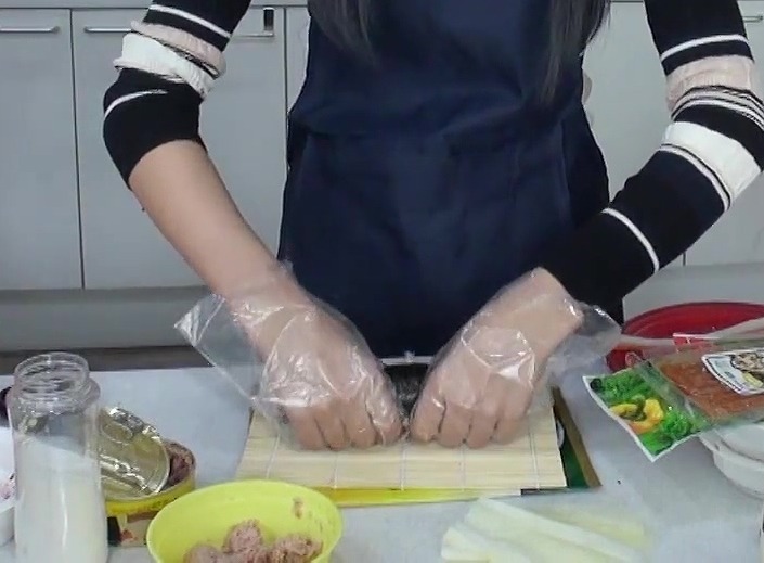 김밥만드는 쯔위 | 인스티즈