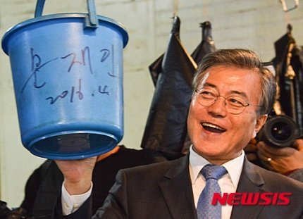 [강서을] 방신시장 돈통에 사인하는 문수르.JPG (feat.게릴라 팬미팅 분위기) | 인스티즈