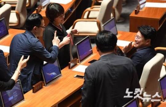 민주당 의원들에게 둘러싸인 장제원.jpg | 인스티즈