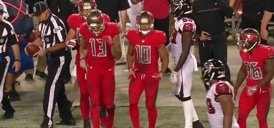NFL 오늘 마이크 에반스의 멋진 원핸드 캐치와 교통사고급 충돌 ㄷㄷ | 인스티즈