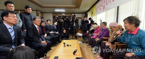 오늘 나눔의 집을 방문하여 위안부 피해자 할머니들을 위로하는 문재인 대표 | 인스티즈