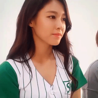 시선을 느끼는 설현 | 인스티즈