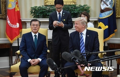트럼프 아베와 악수 할 때vs문 대통령과 악수 할 때ㅋㅋㅋ | 인스티즈