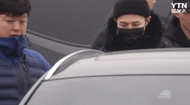 웃으면서 입대하는 지드래곤 모습.jpgif | 인스티즈