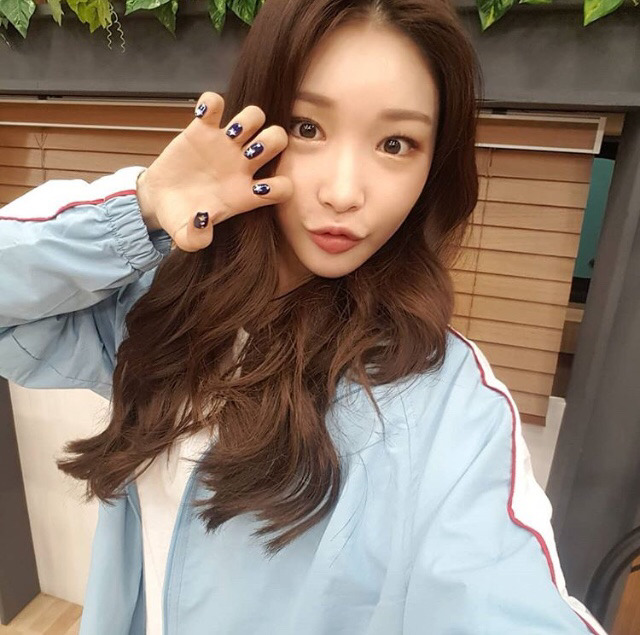 라디오 진행하는 청하.jpg | 인스티즈