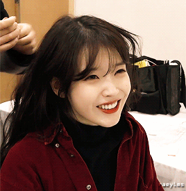 헤어정리하는 아이유.gif | 인스티즈