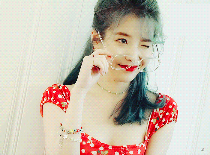 2020시그 촬영하는 아이유.gif | 인스티즈
