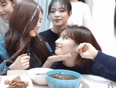 180621. 프로미스나인 멤버와 함께 있는 맏언니 이새롬.jpg | 인스티즈