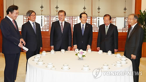 문재인 대통령님과 5부 인사 오찬.jpg | 인스티즈