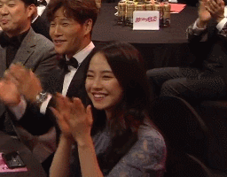 [2017SBS연예대상] 신인상 받아서 수상소감하는 전소민 보고 덩달아 울컥한듯한 송지효.gif | 인스티즈