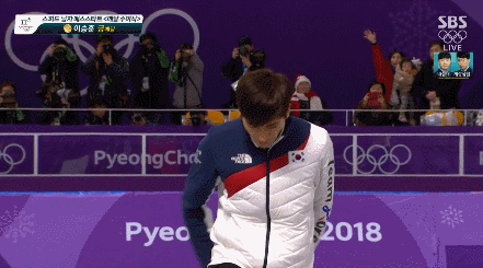 매스스타트 메달 수여식 이승훈 금메달.gif | 인스티즈