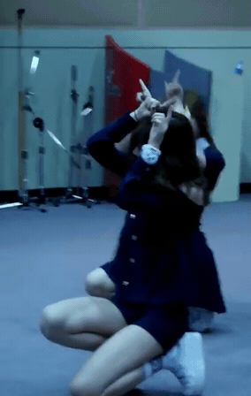 뒤에서 기습을 받고 쓰러지는 트와이스 모모.gif | 인스티즈