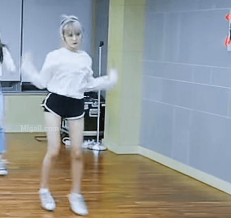 연습실에서 루다.gif | 인스티즈