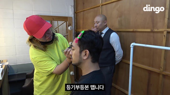 딩고 촬영으로 메이크업 받는 침착맨 주호민 | 인스티즈