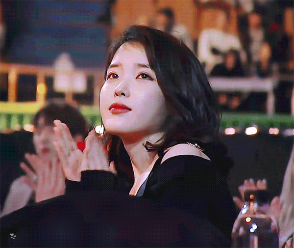 카메라 원샷이 어색한 아이유 ㅋㅋ | 인스티즈