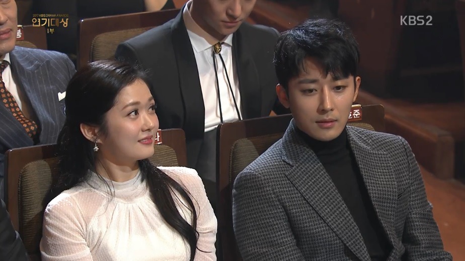 KBS시상식) 장나라를 현실남편 눈빛으로 쳐다보는 손호준.JPG | 인스티즈