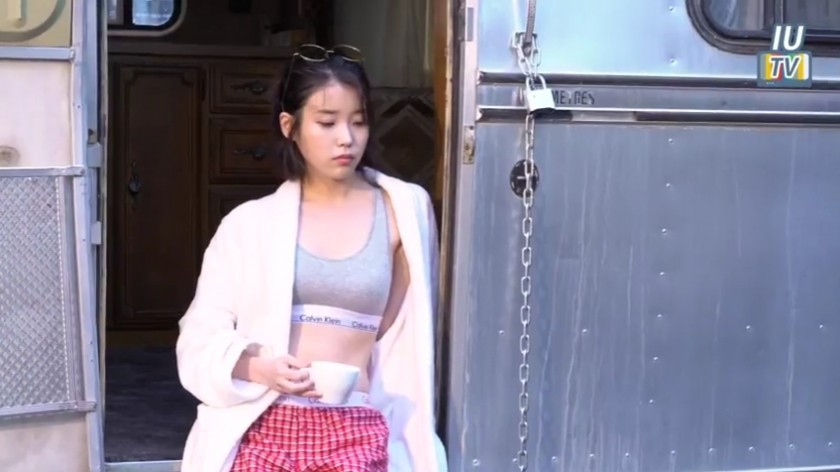 앨범에 싣기위해 열심히 복근을 만든 아이유.jpgif | 인스티즈