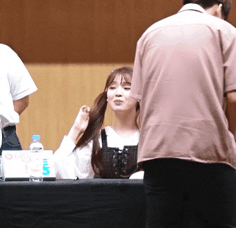 팬싸에서 커플을 본 여자아이돌 반응.gif | 인스티즈