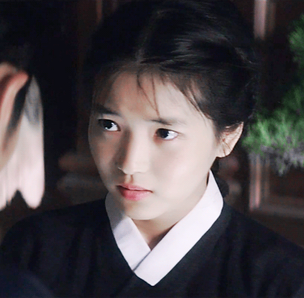 인상쓰면서 상대방 겁주는 김태리.gif | 인스티즈