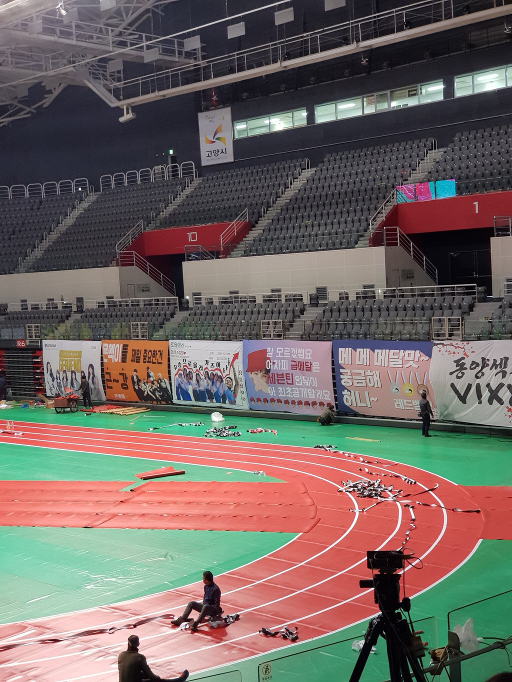 아육대 계주 중 넘어지는 우주소녀 보나와 오마이걸 미미.gif | 인스티즈